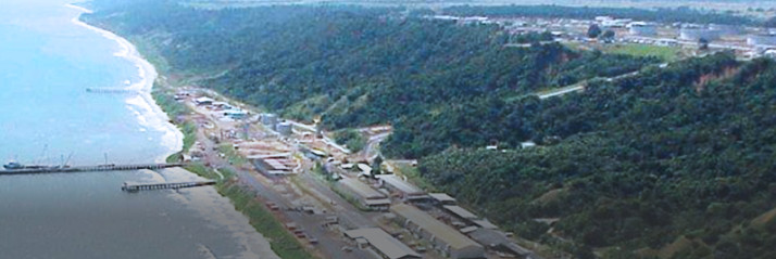 كابلات ومعدات النفط والغاز في مقاطعة كابيندا ، مالونجو ، قاعدة أنجولا